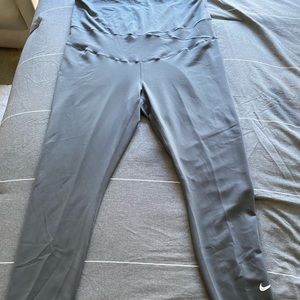 Nike Maternity pants size: XL
